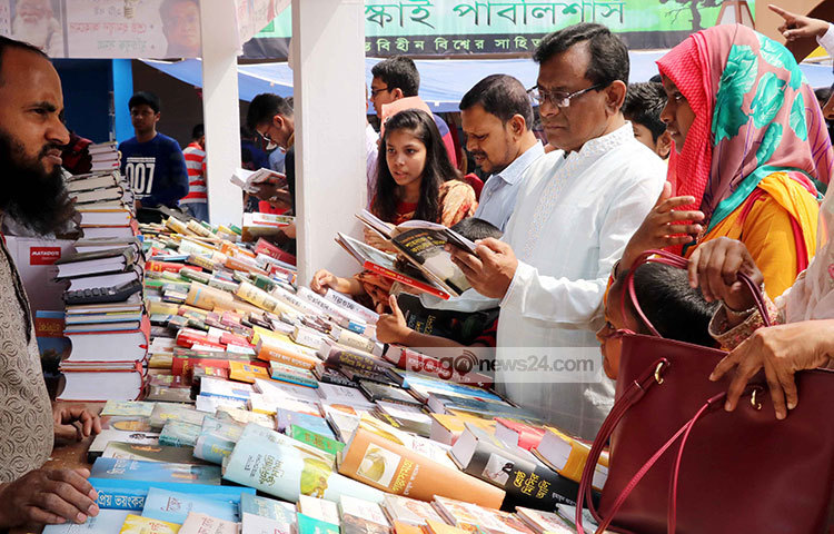 এই স্টলের পাঠকরা বাছাই করছেন তাদের পছন্দের বই। জানাগেছে, মেলার শেষ ভালো বই বিক্রি হচ্ছে। ছবি : বিপ্লব দিক্ষিৎ