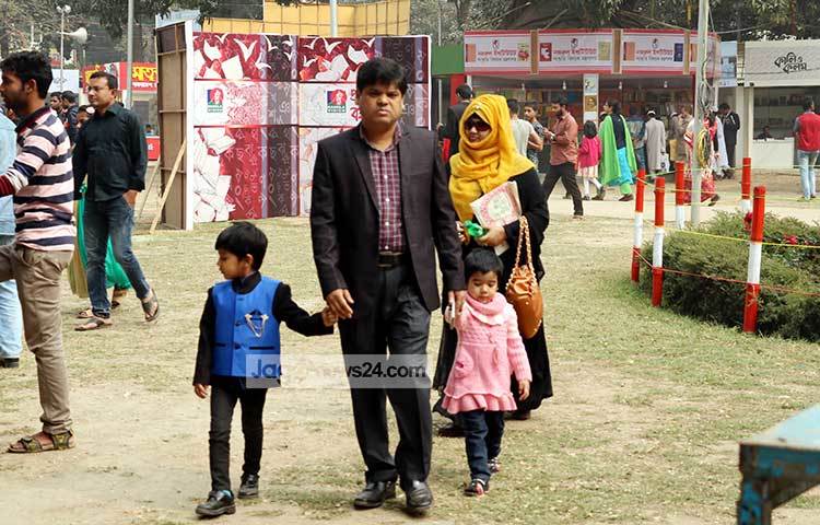 বইমেলার মাঠে ঘোরাফেরা করছেন পাঠক। এখনো মেলা জমে ওঠেনি। ছবি : বিপ্লব দিক্ষিৎ
