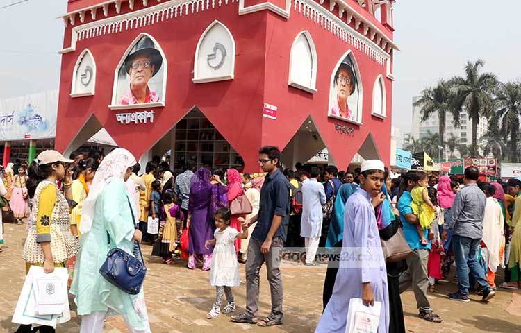 প্রয়াত নন্দিত কথাসাহিত্যিক হুমায়ূন আহমেদ এখনো যেন বইমেলায় বিচরণ করছেন। অন্যপ্রকাশের স্টলে শোভা পাচ্ছে তার ছবি। অন্যপ্রকাশের স্টলকে ঘিরে পাঠকের ভিড়। ছবি : বিপ্লব দিক্ষিৎ