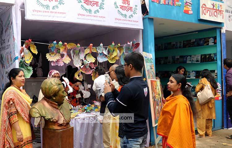 এই স্টলের ছবি তুলতে ব্যস্ত এক কিশোর। ছবি : বিপ্লব দিক্ষিৎ