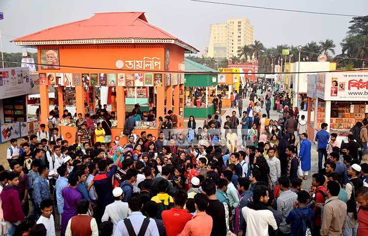 বইমেলায় পাঠকের ভিড়। ধীরে ধীরে পাঠকের ভিড় আরো বাড়বে। ছবি : মাহবুব আলম