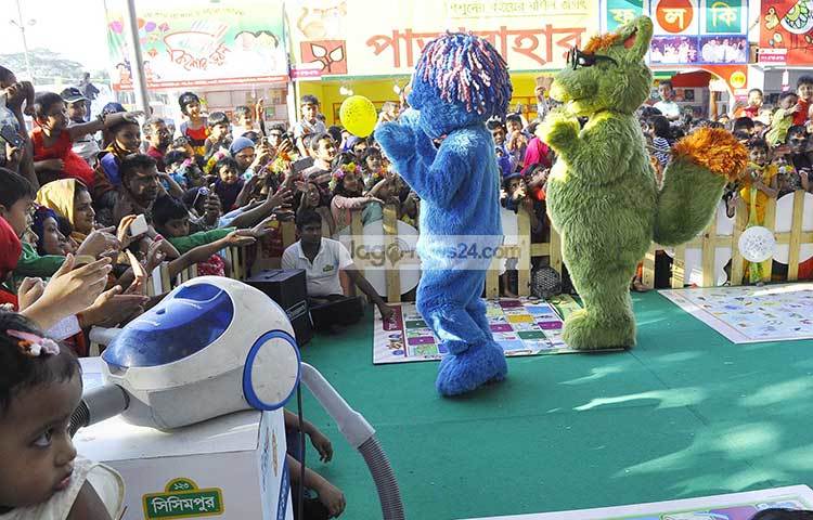 প্রতিটি স্টলের সামনেই পাঠকের ভিড় দেখা গেছে। ছবি : বিপ্লব দিক্ষিৎ