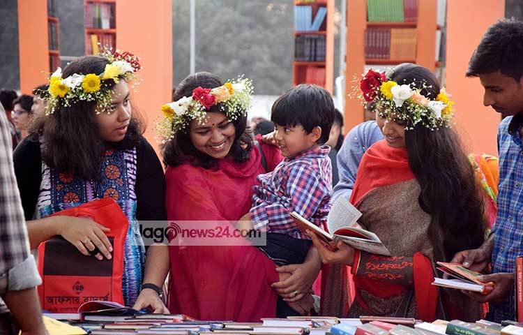 হাসি আর আনন্দের সঙ্গে প্রিয় বই খুঁজে নিচ্ছেন এই পাঠকের দল। ছবি : মাহবুব আলম