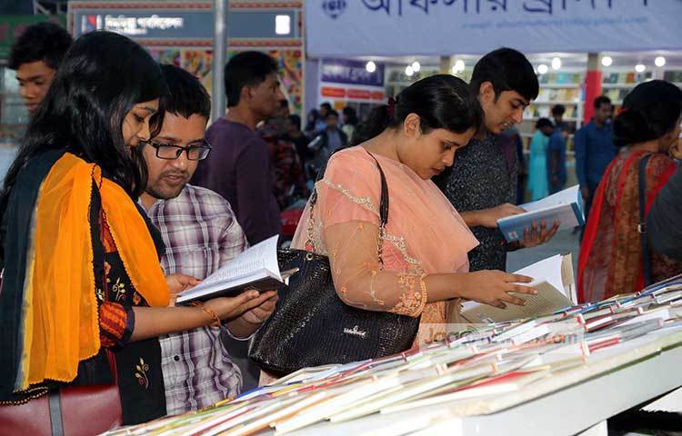 প্রিয় বইটি খুঁজে পেতে পাঠকরা ছুটছেন স্টল থেকে স্টলে। ছবি : বিপ্লব দিক্ষিৎ