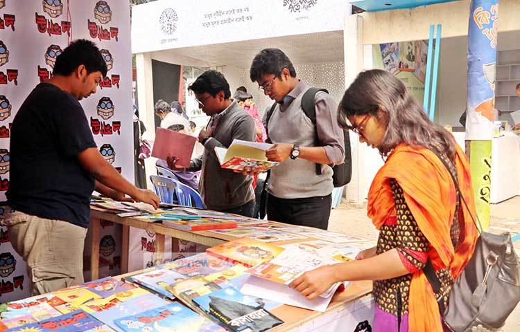 রম্য ম্যাগাজিন উন্মাদের স্টলে পাঠকের ভিড়। ছবি : বিপ্লব দিক্ষিৎ