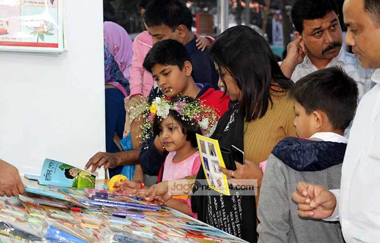 একটি শিশুতোষ বইয়ের স্টলে পাঠকের ভিড়। ছবি : বিপ্লব দিক্ষিৎ