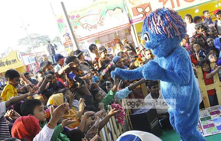 খুদে পাঠকদের সঙ্গে কথা বলছে পাপেটরা। পাপেট দেখে শিশুরা হারিয়ে গেছে আনন্দ রাজ্যে। ছবি : বিপ্লব দিক্ষিৎ