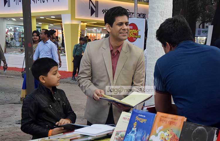 শিশুতোষ বইয়ের দরদাম করছেন এই পাঠক। ছবি : মাহবুব আলম