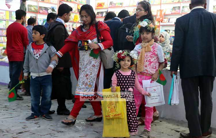 বই নিয়ে বাসায় ফিরছে খুদে পাঠকরা। ছবি : বিপ্লব দিক্ষিৎ