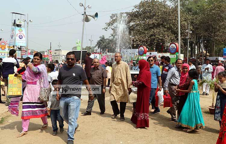 পছন্দের বইয়ের সন্ধানে পাঠকরা এক স্টল থেকে অন্য স্টলে ছুটছেন। ছবি : বিপ্লব দিক্ষিৎ