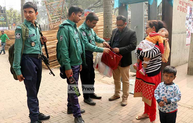 বরাবরের মতো এবারের বইমেলাতেও নেয়া হয়েছে ব্যাপক নিরাপত্তা ব্যবস্থা। পুলিশ মেলায় আগতদের ব্যাগ তল্লাশি করছেন। ছবি : বিপ্লব দিক্ষিৎ