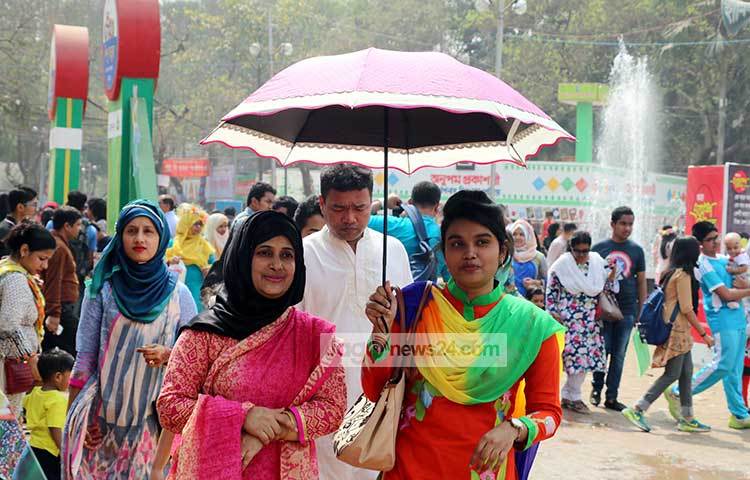 ছাতা মাথায় দিয়ে প্রখর রোদের মাঝেও তারা ঘুরছেন বইমেলার অঙ্গন। ছবি : বিপ্লব দিক্ষিৎ