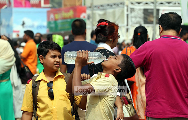 স্কুলের এই শিক্ষার্থী মেলায় এসে ভীষণ বিপাসিত হয়েছে। তাই সে পেট ভরে পানি পান করছেন। ছবি : বিপ্লব দিক্ষিৎ