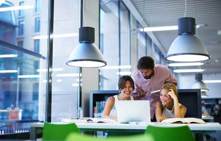 অফিসে সর্বদা একটা ব্যালেন্স তৈরি করে চলুন। সবার সঙ্গে ভালোভাবে মিশুন। অপ্রয়োজনীয় কোনো কাজে না থাকাই ভালো।