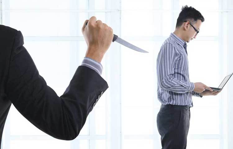 অফিসে থাকলে সহকর্মীদের সঙ্গে মনোমালিন্য হতেই পারে। কিন্তু কোনো কিছুই ব্যক্তিগত ভাবে কখনোই নেওয়া উচিত নয়।