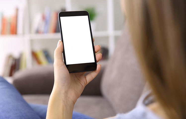 অফিসের বাইরেও বসের ‘বন্ধু’ হয়ে উঠুন।