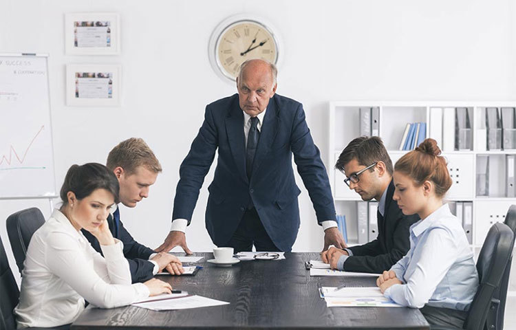 বস আসার আগে অফিসে আসুন এবং বস অফিস থেকে বের হওয়ার পর অফিস থেকে বের হন।