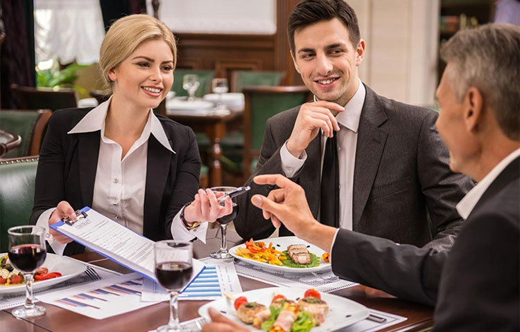 সময় পেলে বসের সঙ্গে খেতে যান। পারলে নিজের পকেট থেকে বিল দিন।