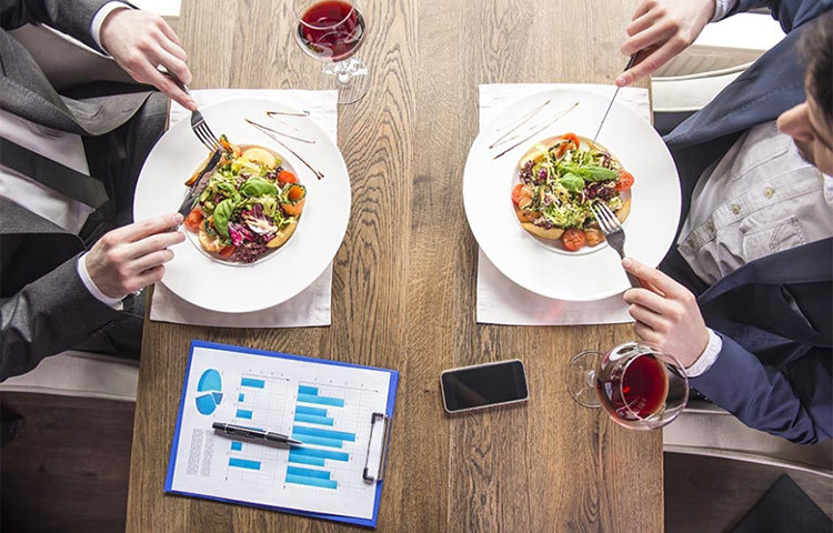 বসকে নিজের বাড়িতে দাওয়াত করে খাওয়ান।