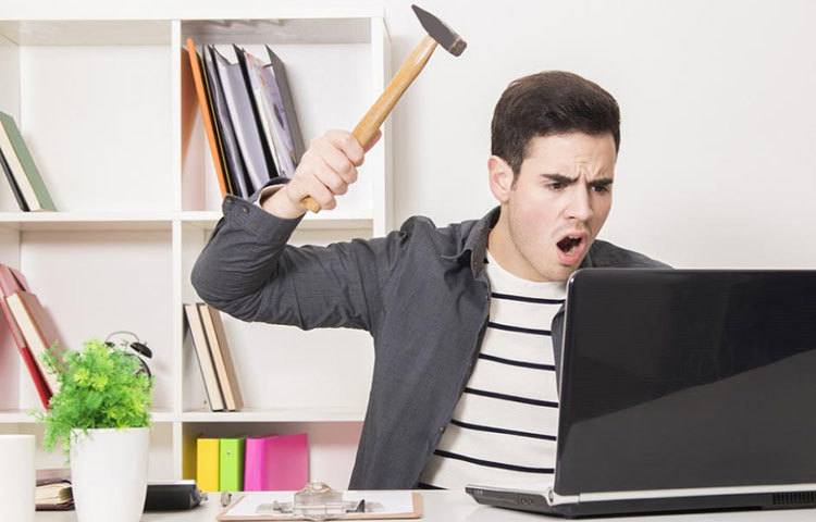 প্রচণ্ড আবেগ প্রবণ। কিন্তু, মুখে বলে সে নাকি স্বতঃস্ফূর্ত। ফলে, প্রায়াই সে এমন সব কীর্তি ঘটায় যা আক্ষরিক অর্থে ‘বোকা বোকা’।