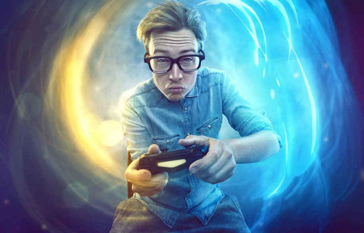 সুযোগ পেলেই অ্যানিমেশন দেখে সে। না হলে, ইউটিউবে কোনো গেম খেলে!