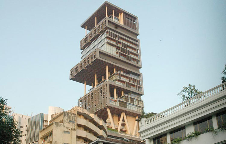 অ্যানটিলিয়া, মুম্বাই : পৃথিবীর অন্যতম ধনী ব্যক্তি রিলায়েন্স সুপ্রিমো মুকেশ অম্বানীর প্রাসাদোপম বহুতল ‘অ্যান্টিলিয়া’। দামের নিরিখে বাকিংহাম প্যালেসের পরেই এই বাড়ির স্থান।