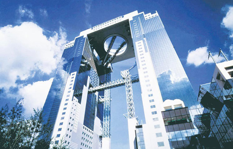 উমেদা স্কাই বিল্ডিং, ওসাকা : জাপানের অন্যতম বৃহত্তম শহর ওসাকার এই বহুতলটিতে রয়েছে দুটি টাওয়ার। সবচেয়ে বিস্ময়কর হল এই বহুতলের ৪০ তলায় রয়েছে একটি ভাসমান উদ্যান।