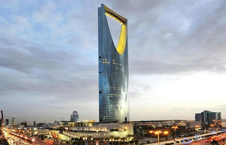 কিংডম সেন্টার, রিয়াদ : ১০০ তলা এই বহুতলটি বানাতে খরচ হয়েছিল প্রায় ১০০ কোটি ডলার। বহুতলের তিনতলায় রয়েছে শপিং মল, ব্যাংক এবং মসজিদ যেখানে প্রবেশের ছাড়পত্র রয়েছে শুধুমাত্র মহিলাদের।