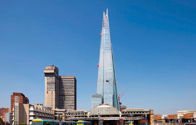 অ্যাকোয়া, শিকাগো : শিকাগোর ৮৩ তলা এই বহুতল অ্যাকোয়া টাওয়ারের ডিজাইন করেছেন একজন মহিলা জেনে গ্যাং। এই বহুতলটিতে নয় তলায় রয়েছে বাগান, পুল, হট টাব।