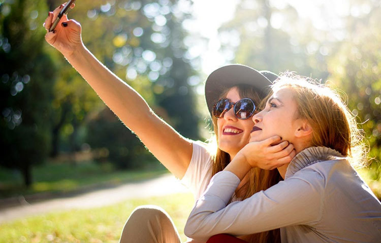 ত্বকে অতিবেগুনি রশ্মি নিয়মিত লাগলে, ত্বকে ক্যানসার হওয়ার সম্ভাবনা থাকে। তাই রোজ রোদে বেরনোর সময়ে ঢাকা পোশাক পরুন ও ছাতা নিন।