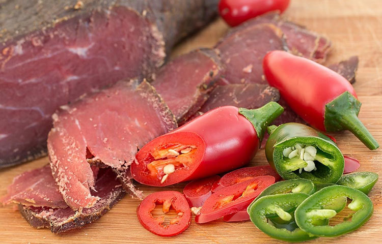 রোজ রেড মিট বা প্রসেসড মাংস, যেমন সসেজ, সালামি, বেকন ইত্যাদি খেলে ক্যানসার হওয়ার সম্ভাবনা বেড়ে যায়।