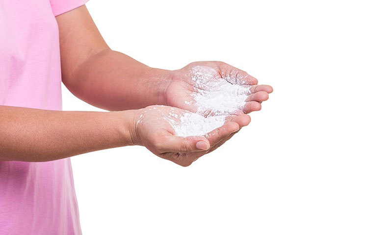 ট্যালকম পাউডার ত্বকের পক্ষে খুবই ক্ষতিকারক। মহিলারা গোপনাঙ্গে এই পাউডার লাগালে ওভারিয়ান ক্যানসার পর্যন্ত হতে পারে।