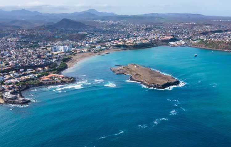 কেপ ভার্দে আইল্যান্ড : আফ্রিকার এই আইল্যান্ডটি সংগীত, সংস্কৃতি ও সমুদ্র সৈকতের জন্য বিশ্ববিখ্যাত। এখানে প্রতিদিন অসংখ্য দর্শনার্থী ছুটে আসে।