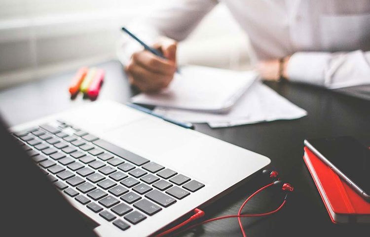 কাজ করার থেকেও বেশি জরুরি গুছিয়ে কাজ করা। প্রয়োজনে এক দিন আগে থেকেই অফিসের মিটিং, ইভেন্ট-সহ নানা কাজের প্লান করে নিন। এবার সেই প্লানটি নিজেকে ই-মেল করে রেখে দিন।