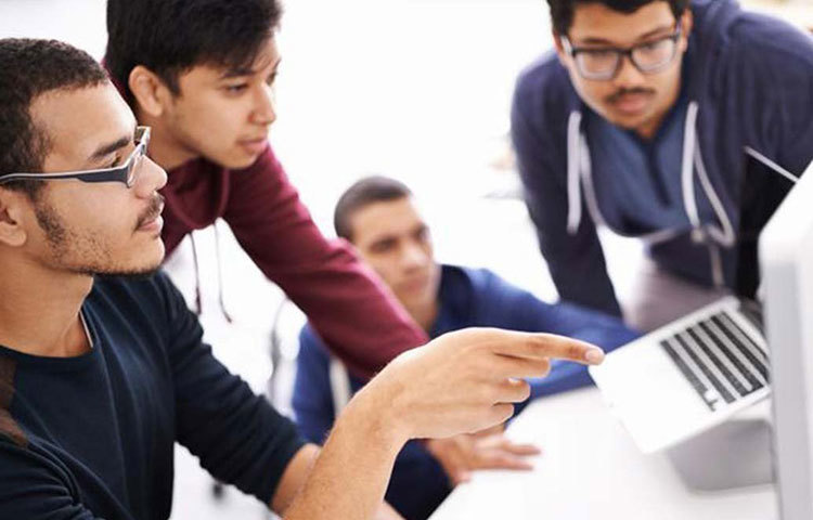 নিজেই নিজেকে চ্যালেঞ্জ করুন। সব সময় নিজের ‘কমফর্ট জোন’-এ আটকে থাকবেন না। নতুন কোনও স্কিল শেখার চেষ্টা করুন। ঠিক কোন কোন কাজে আপনি স্বচ্ছন্দ নন, তা ভেবে দেখুন।