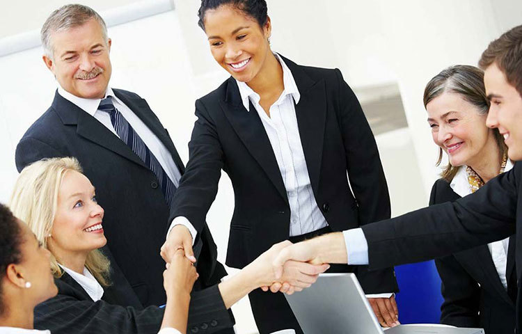 নিজের কাজের সম্পর্কে সহকর্মীদের মতামতের গুরুত্ব দিতে শিখুন। গঠনমূলক সমালোচনা হলে তাতে আপনার উপকারই হবে।