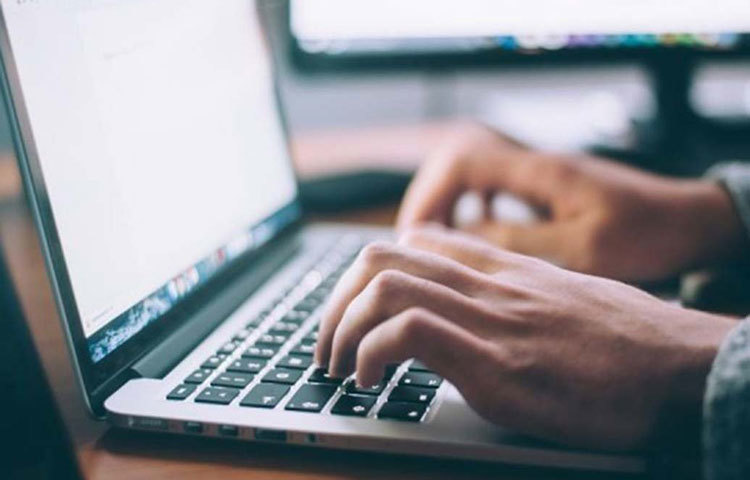 অফিসের কাজের ফাঁকে ফেসবুকে বন্ধুবান্ধবদের সঙ্গে গল্পগুজব করা বা ইনস্টাগ্রামে ঘোরাফেরা করা বন্ধ করুন। এতে কাজের মনোনিবেশ করতে পারবেন।