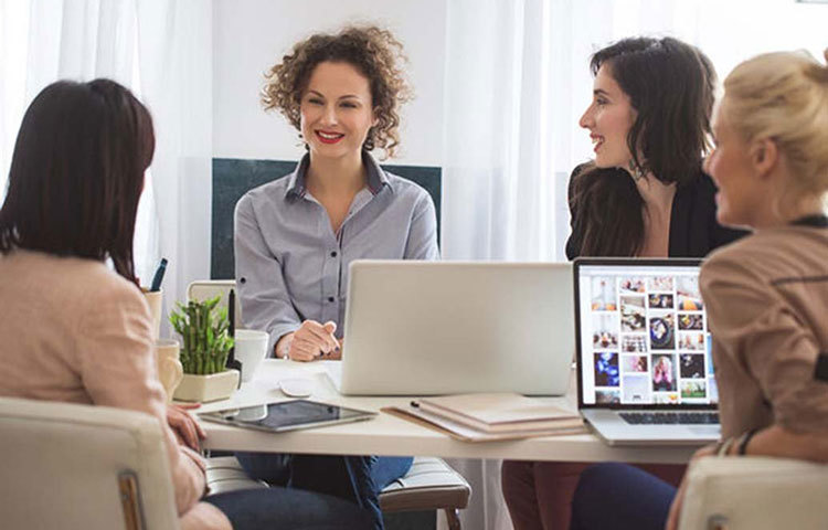 সহকর্মীদের প্রতিও কৃতজ্ঞতা দেখান। এতে আপনার প্রতি তাদের সম্মান বাড়বে বই কমবে না।