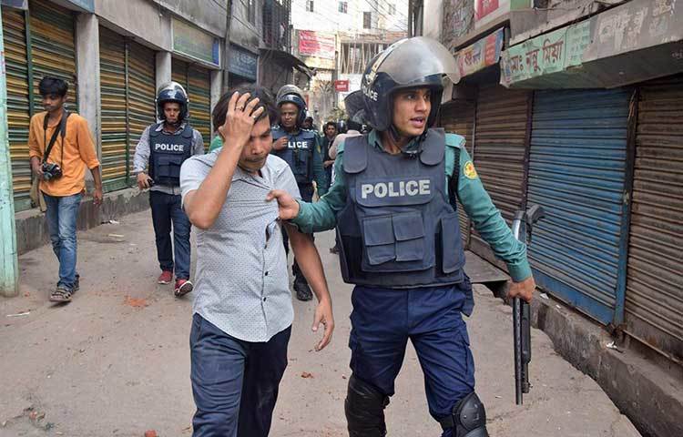 বিশৃঙ্খলা তৈরির চেষ্টা করলে বিএনপিরেএক কর্মীকে ধরে নিয়ে যাচ্ছে পুলিশ। ছবি : মাহবুব আলম