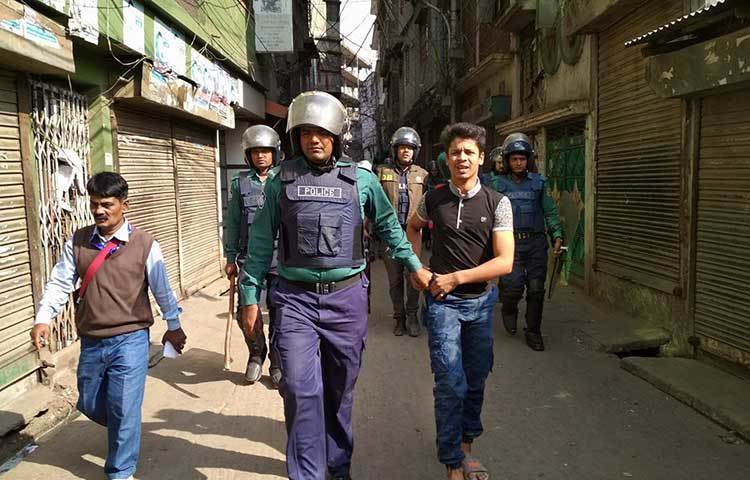 সন্দেহভাজন এক কিশোরকে আটক করেছে পুলিশ। ছবি : মাহবুব আলম