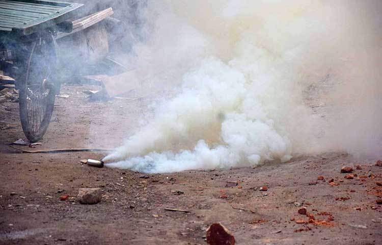 পুলিশকে লক্ষ্য করে বিস্ফোরক নিক্ষেপ করেছে বিএনপির নেতাকর্মীরা। ছবি : মাহবুব আলম