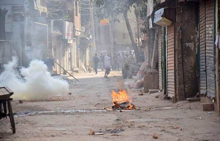 সংঘর্ষের সময় রাস্তায় অগ্নিসংযোগ করা হয়। ছবি : মাহবুব আলম