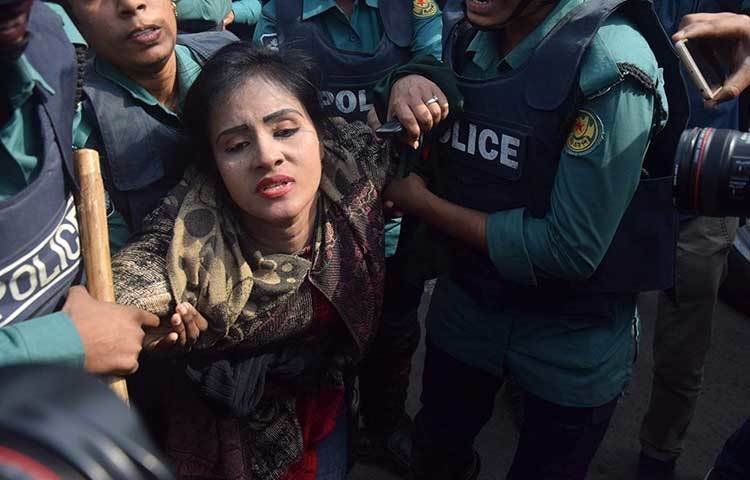 সংঘর্ষের সময় বিএনপির এক নারীকর্মীকে আটক করেছে পুলিশ। ছবি : মাহবুব আলম