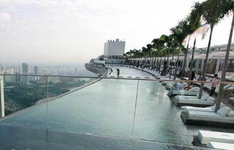 সিঙ্গাপুর সিটি, সিঙ্গাপুর : ম্যারিনা বে’র সুইমিং পুল বিশ্বের সবচেয়ে বড় ছাদের ওপরের সুইমিং পুল। ওখানে যে না নেমেছে, সে জানে না এর আকর্ষণ। ছোট্ট একটা শহর হয়েও এমন অসংখ্য আকর্ষণ তৈরি করে পর্যটকদের টানে সিঙ্গাপুর। সেই সঙ্গে এটি পৃথিবীর অন্যতম ব্যবসায়িক কেন্দ্র। ১ কোটি ৭৬ লাখ মানুষ গত বছর সিঙ্গাপুর গেছেন।