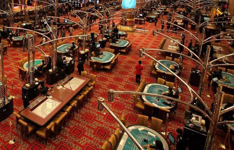 মাকাউ, চীন : মাকাউকে চীনের লাস ভেগাস বলা হয়ে থাকে। আমুদে পর্যটকদের জন্য স্বর্গ। ক্যাসিনো আর শপিং মলে ভরা শহর। প্রায় ৩০০ বছর এটি পর্তুগীজ উপনিবেশ ছিল। তাই এখানে সাংস্কৃতিক বৈচিত্রও রয়েছে। গত বছর ১ কোটি ৬৩ লাখ মানুষ মাকাউ ঘুরতে গেছেন।