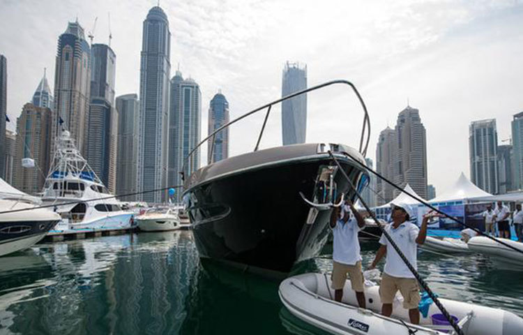 দুবাই, আরব আমিরাত : অনেকেই বলেন, দুবাইয়ের মতো এতটা খরুচে আর আমুদে শহর বোধ হয় আর কোথাও নেই। তারপরও প্রায় ১ কোটি ৬০ লাখ মানুষকে আকৃষ্ট করতে পেরেছে শহরটি।