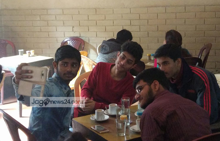 কফি হাউজে চলছে তরুণদের সেলফি তোলা আর আড্ডাবাজি। এর নাম প্রথম দিকে কফি হাউজ ছিল না। এটি ছিল বিরাটাকৃতির হল। যেখানে মানুষের জমায়েত হতো। ছবি : জাগো নিউজ