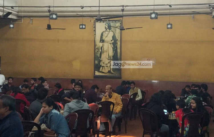 জমিয়ে আড্ডা চলছে কফি হাউজে। ছবি : জাগো নিউজ