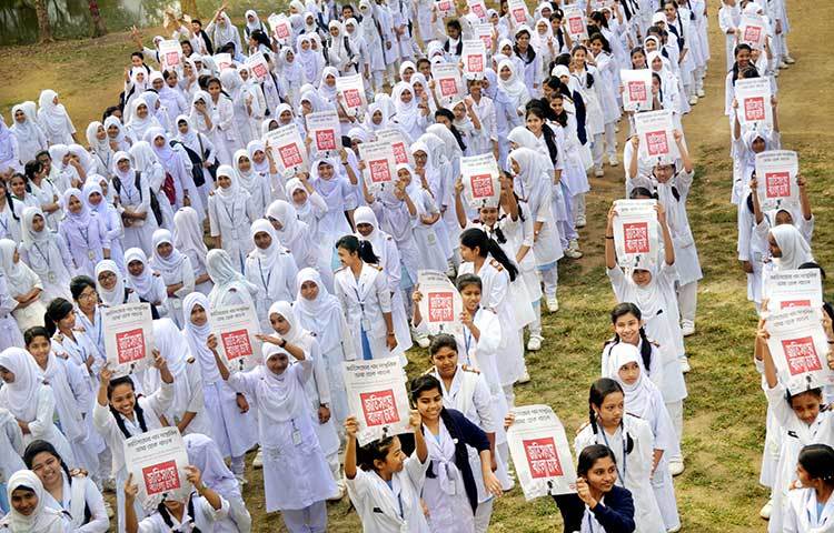 সোমবার সকালে কুমিল্লা মহানগরীর শাকতলা এলাকায় কুমিল্লা শিক্ষাবোর্ড সরকারি মডেল কলেজে ‘জাতিসংঘে বাংলা চাই’ এ অনুষ্ঠানের আয়োজন করা হয়। এতে শিক্ষার্থীরা হাতে পোস্টার প্রদর্শন করছে। ছবি : মো. কামাল উদ্দিন