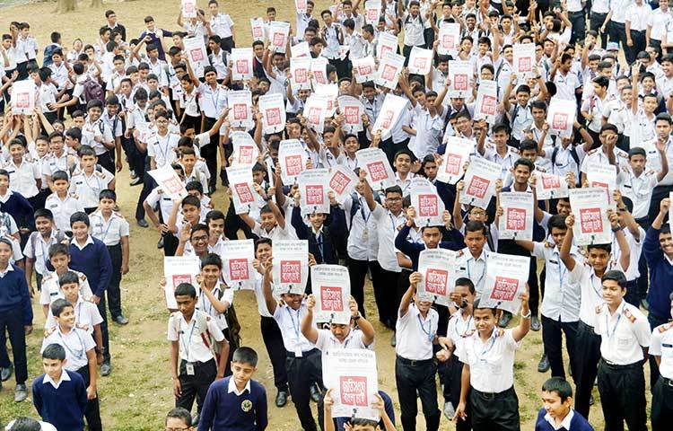 আনন্দঘন পরিবেশে ছাত্ররা ছাত্ররা ‘জাতিসংঘে বাংলা চাই’ শিরোনামের পোস্টার দেখাচ্ছে। ছবি : মো. কামাল উদ্দিন